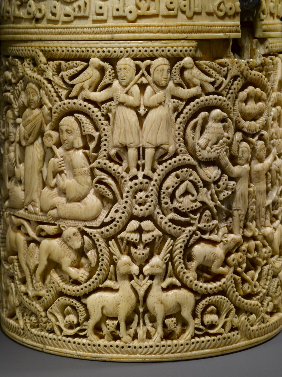Pyxide au nom d'al-Mughira - Louvre Collections