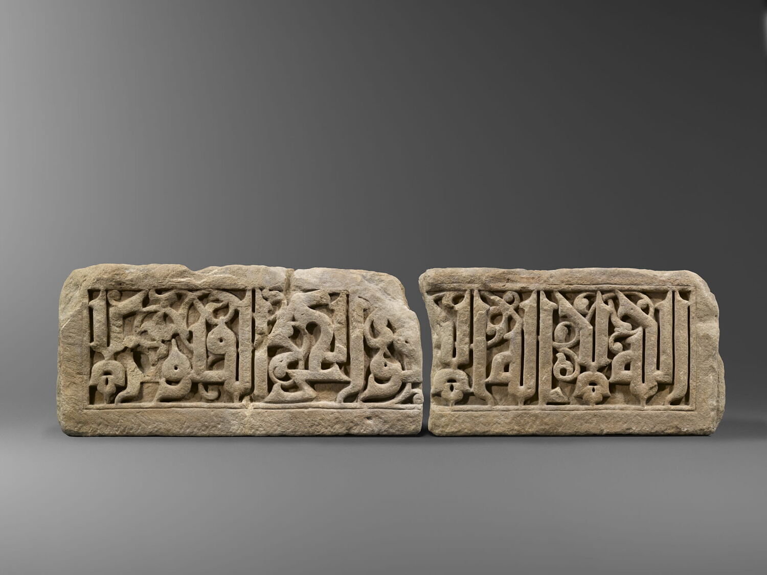 Elément de frise architecturale épigraphiée, XIe siècle ; XIIe siècle (1000 - 1200)