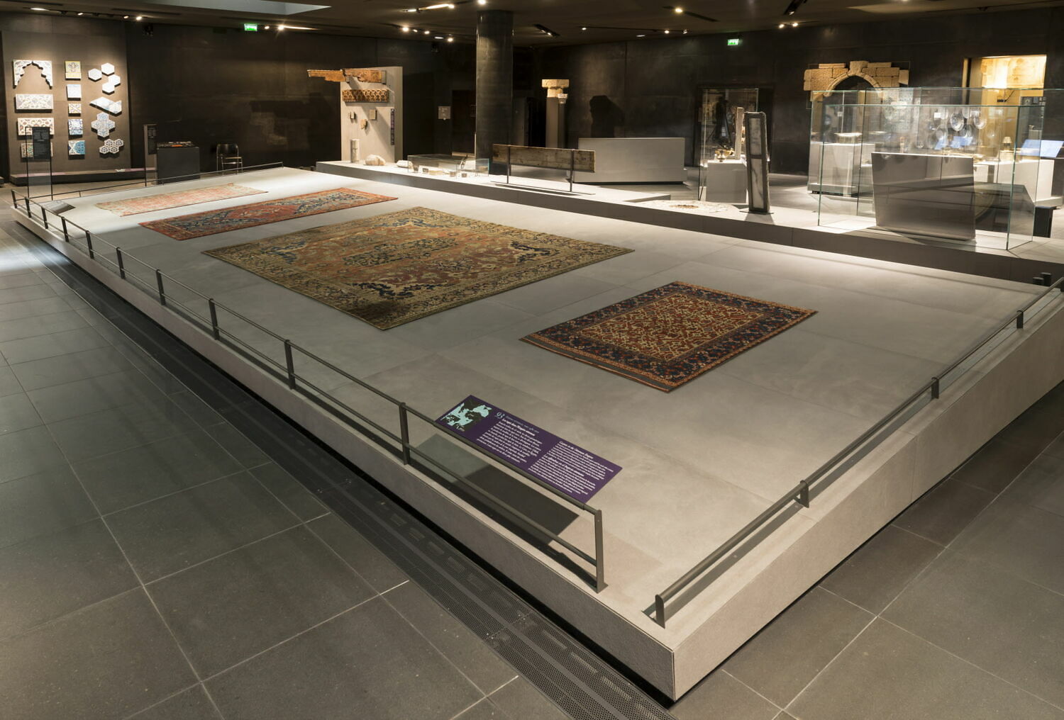 Tapis de cour ottoman à médaillon en cartouche Louvre Collections