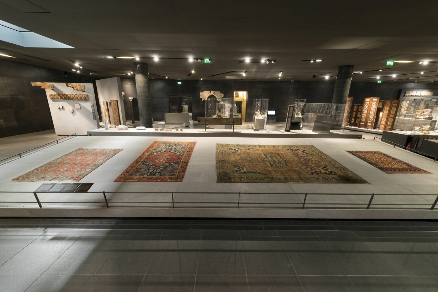 Tapis de cour ottoman à médaillon en cartouche Louvre Collections