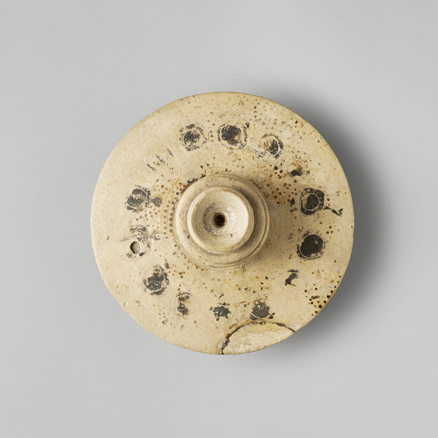 couvercle associé à une pyxis