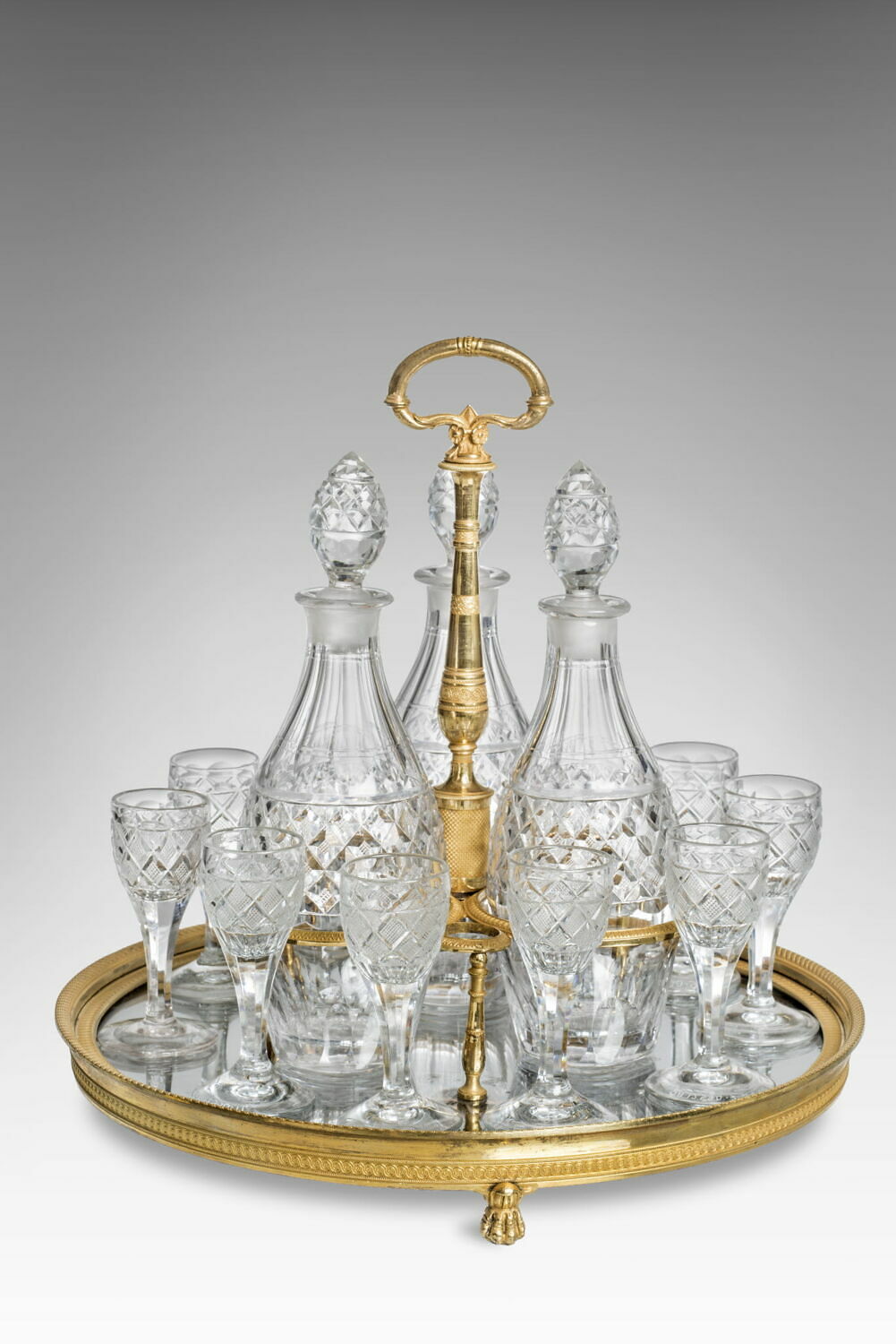 Porte-liqueurs avec trois carafons et dix verres à pied