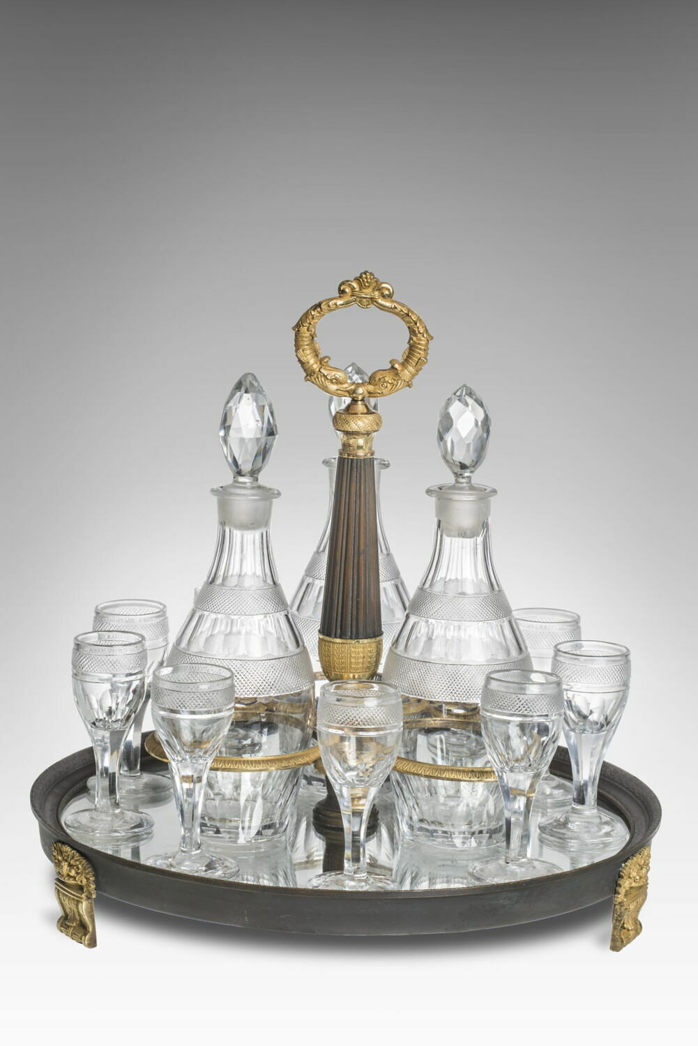 Porte-liqueurs avec trois carafons et neuf verres à pied