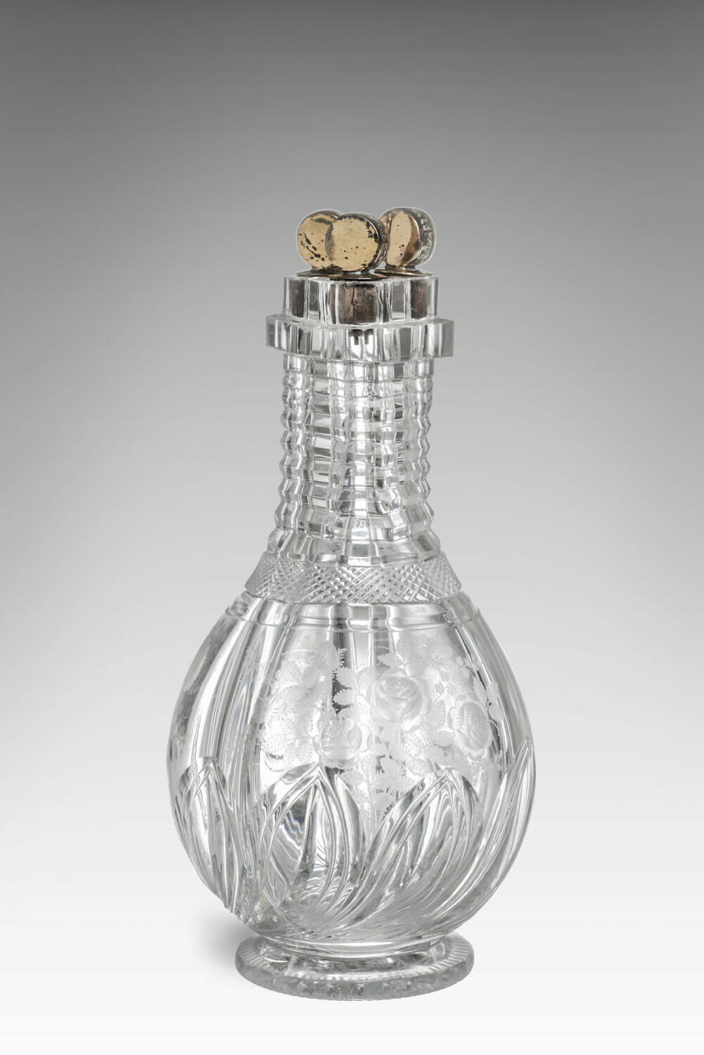 Carafe à trois compartiments et trois bouchons