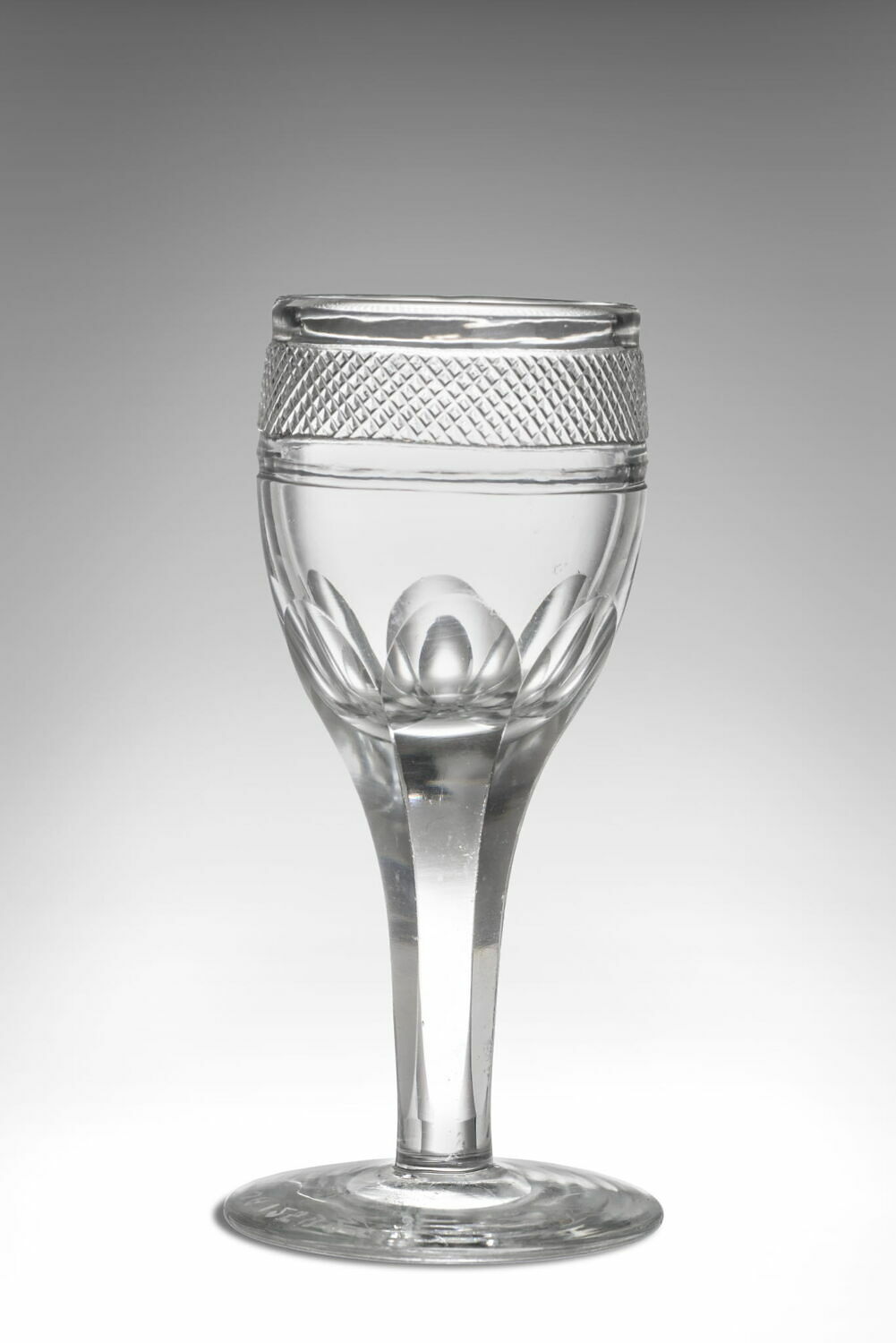 Petit verre à pied, d'un porte-liqueurs