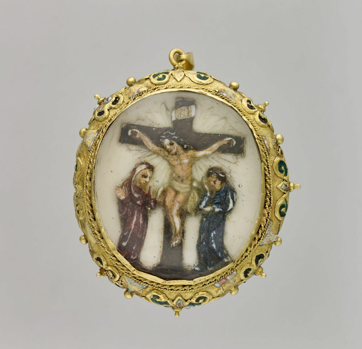 Médaillon ovale en ivoire polychromé : Crucifixion et Vierge à l'Enfant