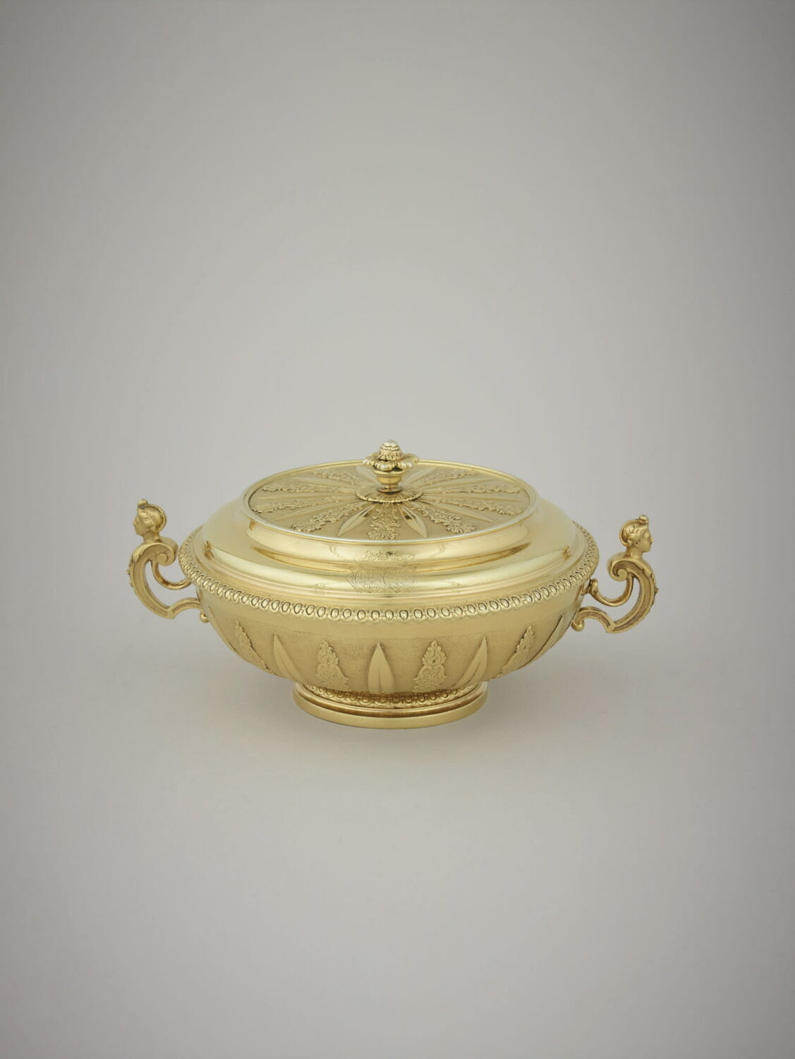 Grande tasse couverte de la toilette de la duchesse de Modène