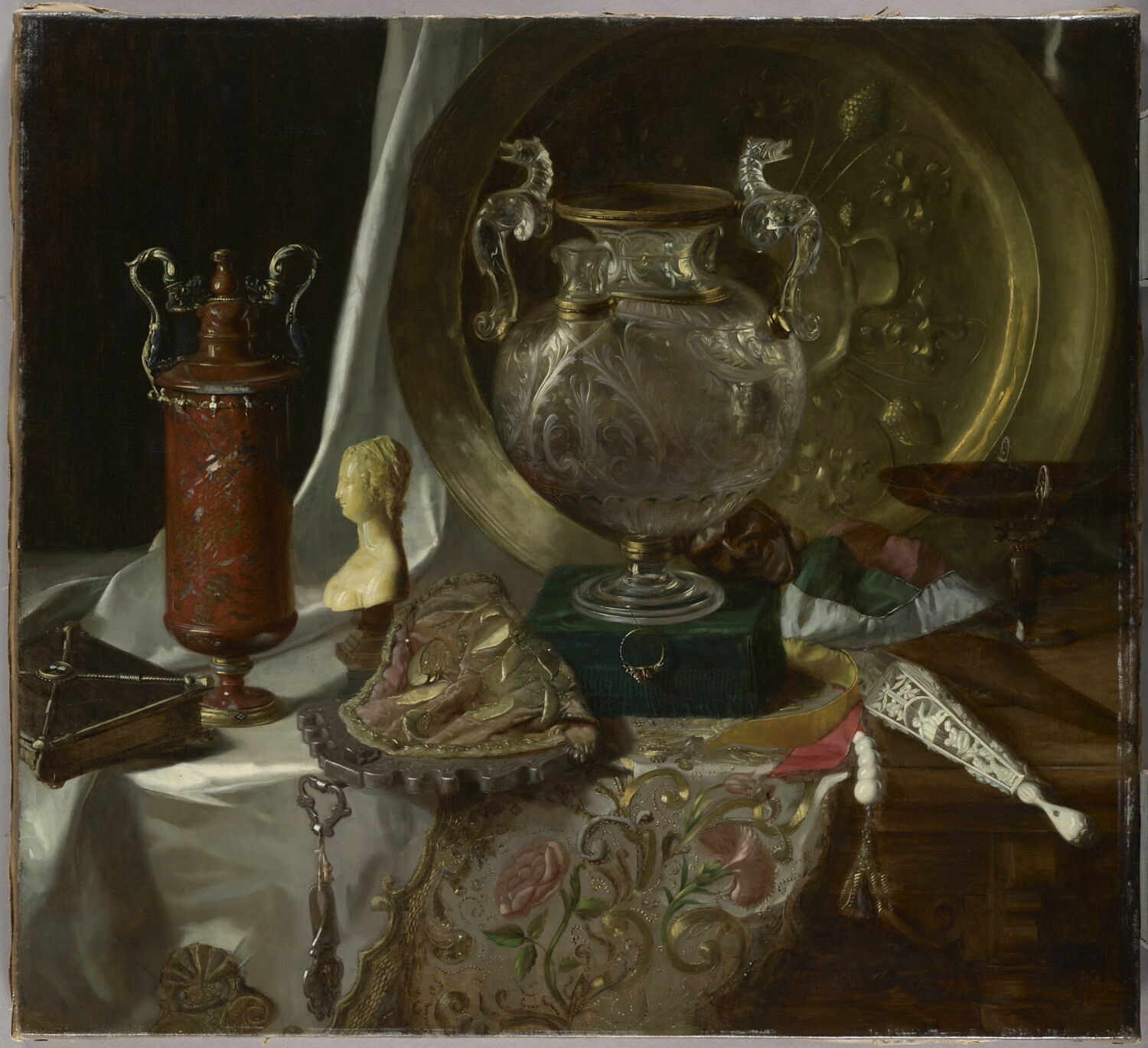 Nature morte aux objets d’art du Louvre et du musée des Souverains : cristal de roche, agate de Benvenuto, marotte, livre d’heures de Marie Stuart, dizain de Louis XVI, éventail de Marie-Antoinette., France, XIXe siècle (1869)