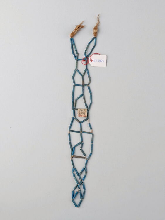 collier à pendentif ; résille ; perle tubulaire - Louvre site des ...