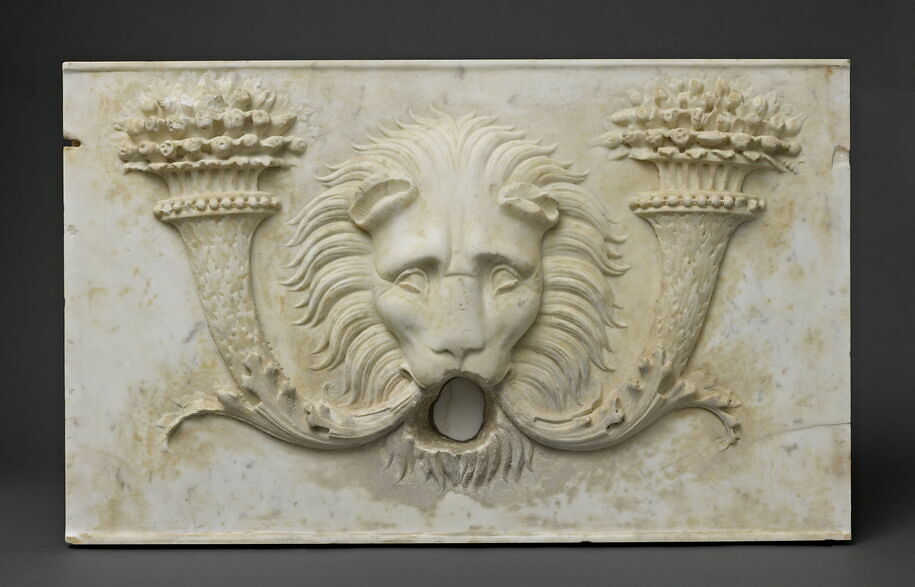 Panneau décoré d'un mufle de lion encadré par deux cornes d'abondance ...