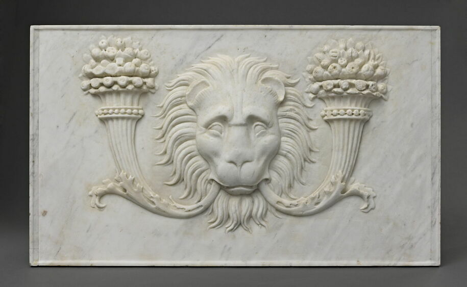 Panneau décoré d'un mufle de lion encadré par deux cornes d'abondance ...