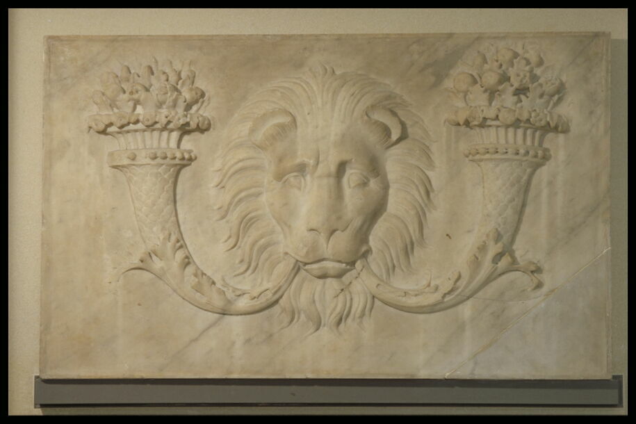 Panneau décoré d'un mufle de lion encadré par deux cornes d'abondance ...