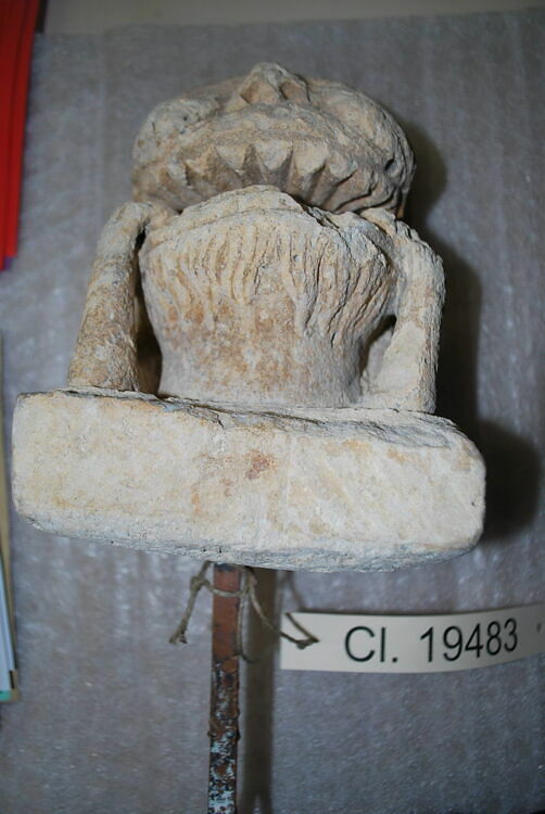 Modillon de corniche décoré d'une tête d'homme saisissant sa mâchoire à ...