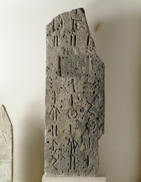 stèle (AO 5144)