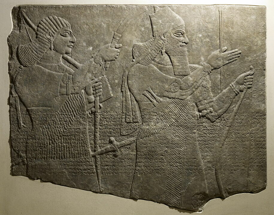 Le roi Assurnasirpal II suivi de son écuyer