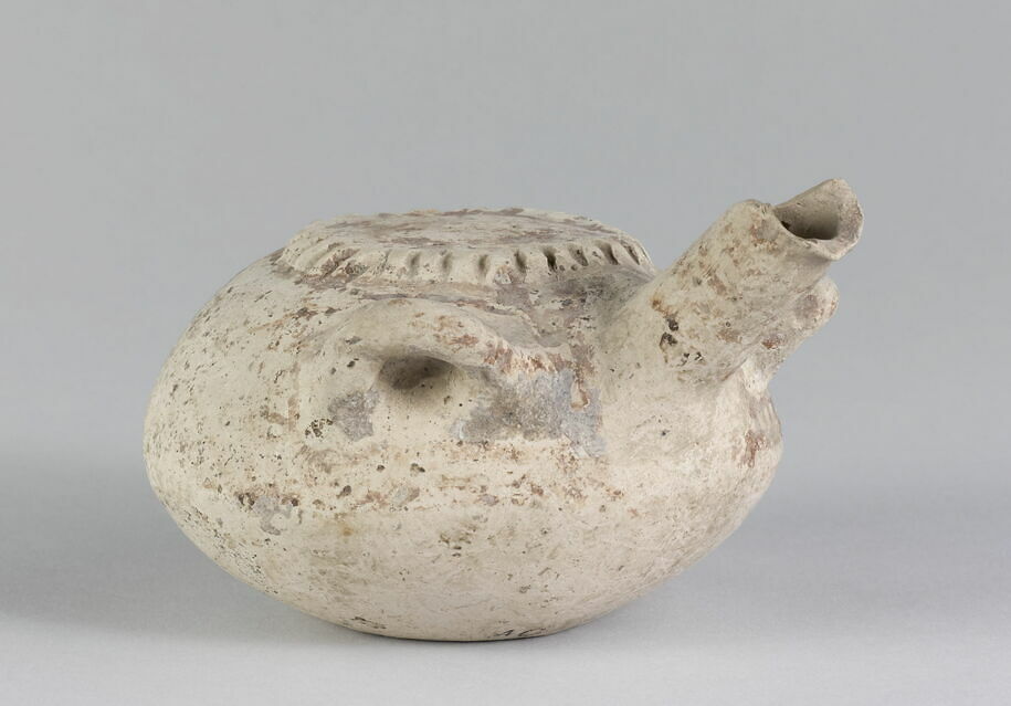 Lenticulat canteen with two handles and engraved decorations
