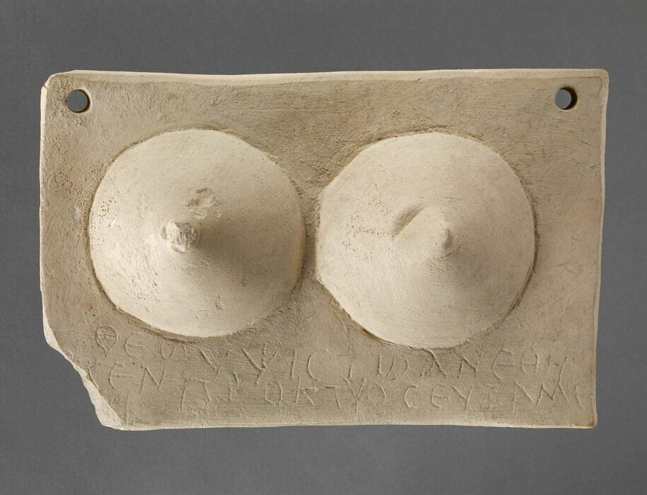 Plaquette votive avec deux seins et dédicace à Zeus Hypsistos guérisseur