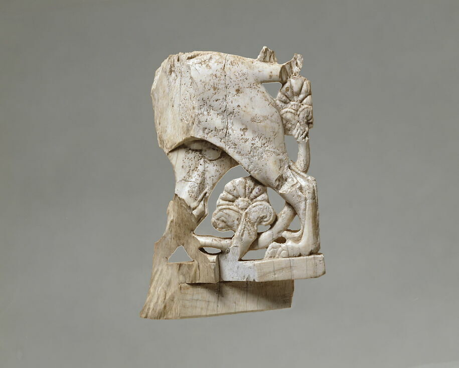 Plaque fragment: rear of a cat