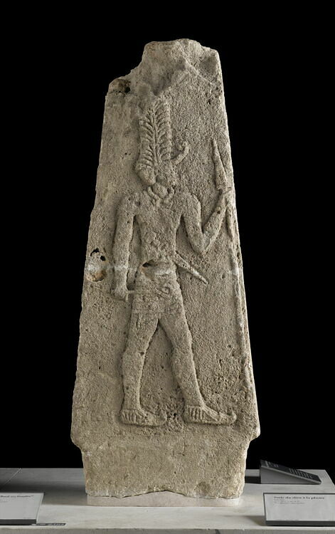 Stele god with feather AO13174