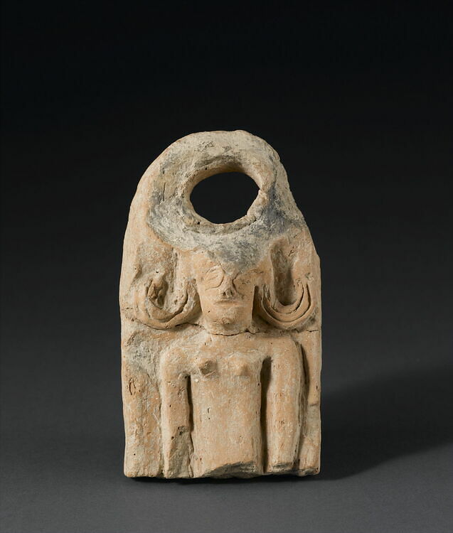 Déesse nue coiffée de boucles en volutes à la façon de la déesse égyptienne Hathor