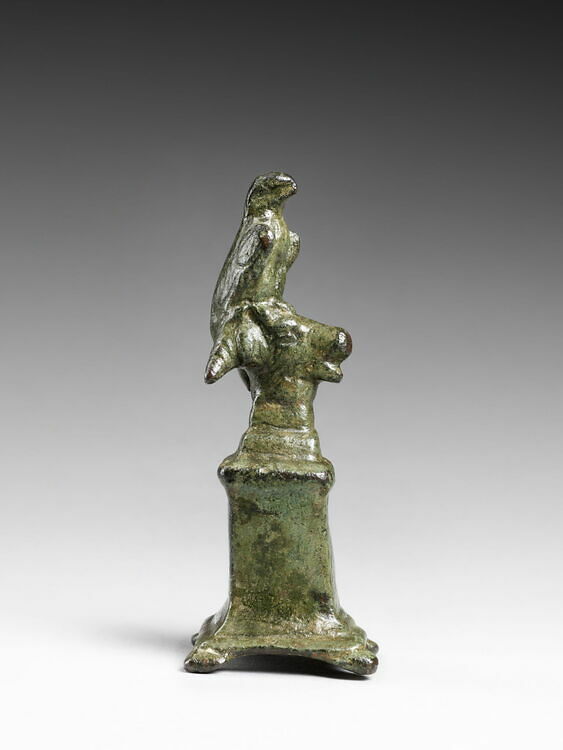 Statuette : tête d'aigle - Louvre Collections