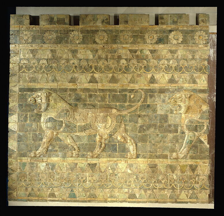 Couples of passant lions walking to the left