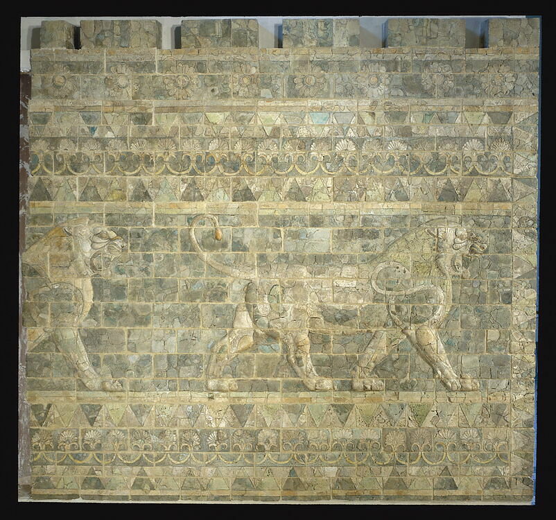 Frise des Lions : un lion et demi passant à droite