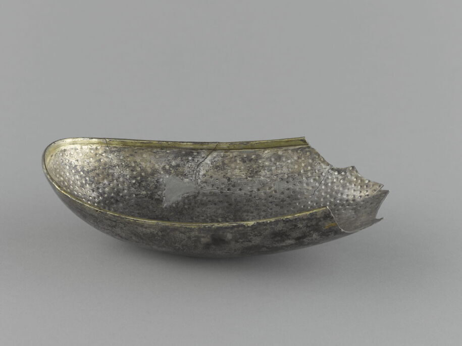 Fragment of a cup decorated with a crane
