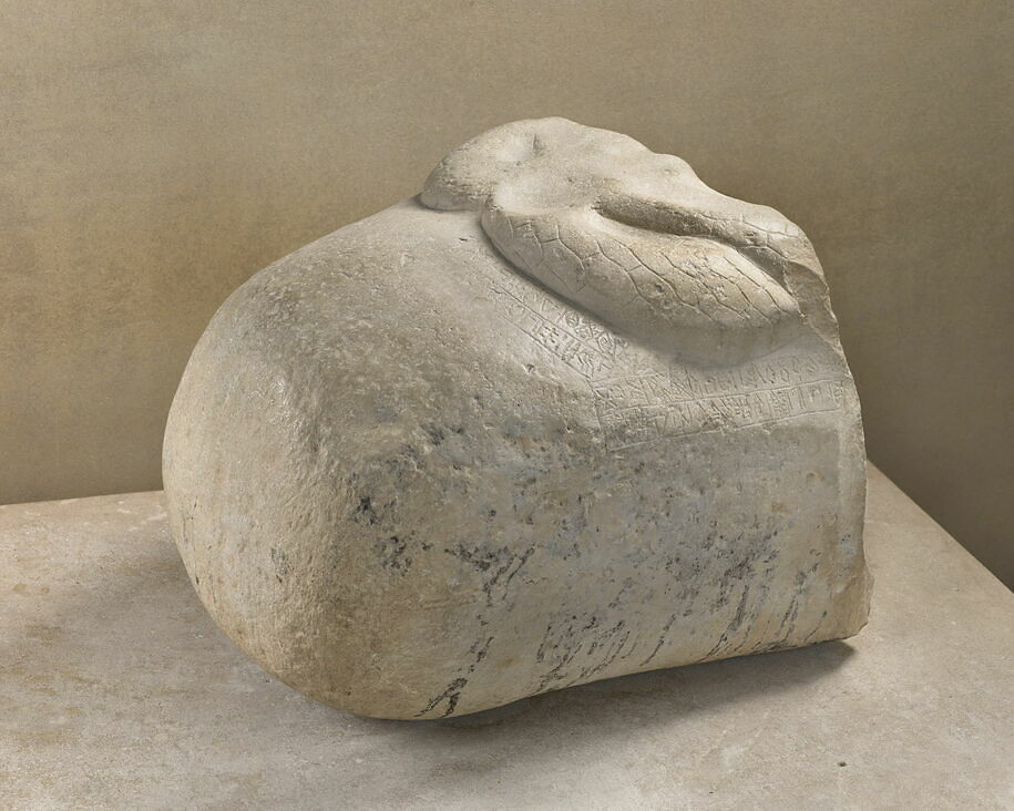 Galet perforé portant un serpent lové