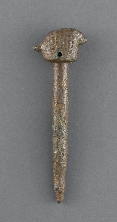 Chariot wheel key featuring hedgehogs