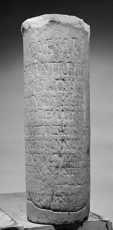 borne ; inscription - Louvre site des collections