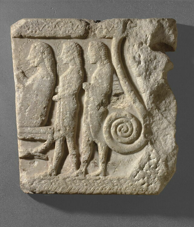 Fragment de relief : décor d'accoudoir d'un trône pour une statue de culte ?