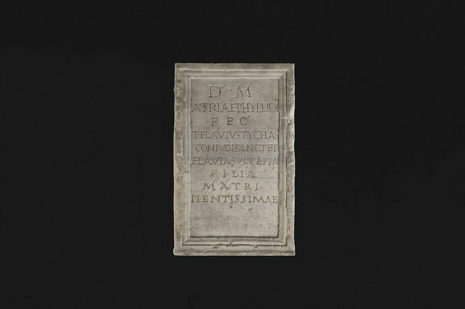 plaque ; inscription - Louvre site des collections