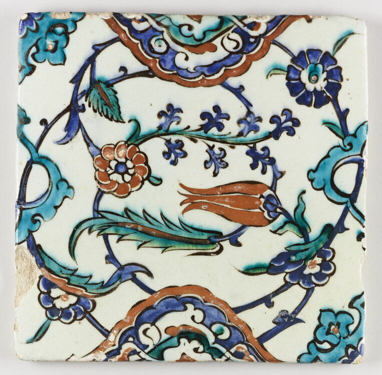 Carreau aux rinceaux quatre fleurs et médaillons polylobés à fleurons ...
