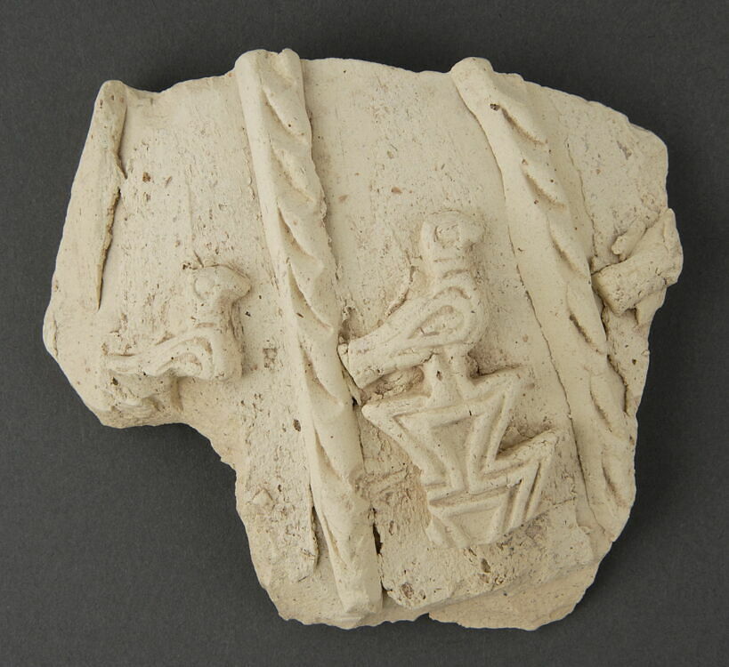 Tesson aux merlons surmontés chacun d'un oiseau - Louvre site des ...