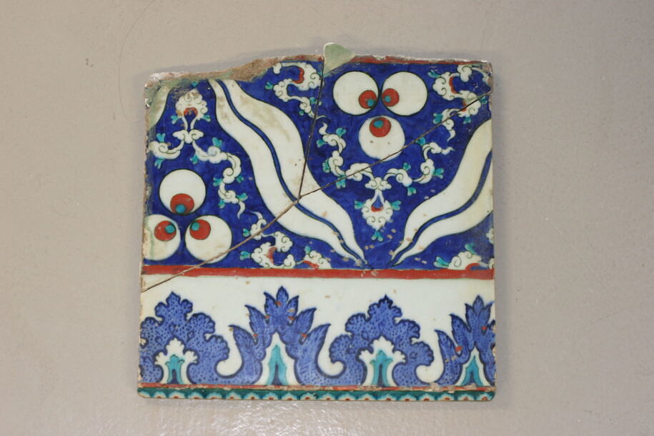 Fragment de carreau à double frise (fleurons, tigrures, ocelles et ...