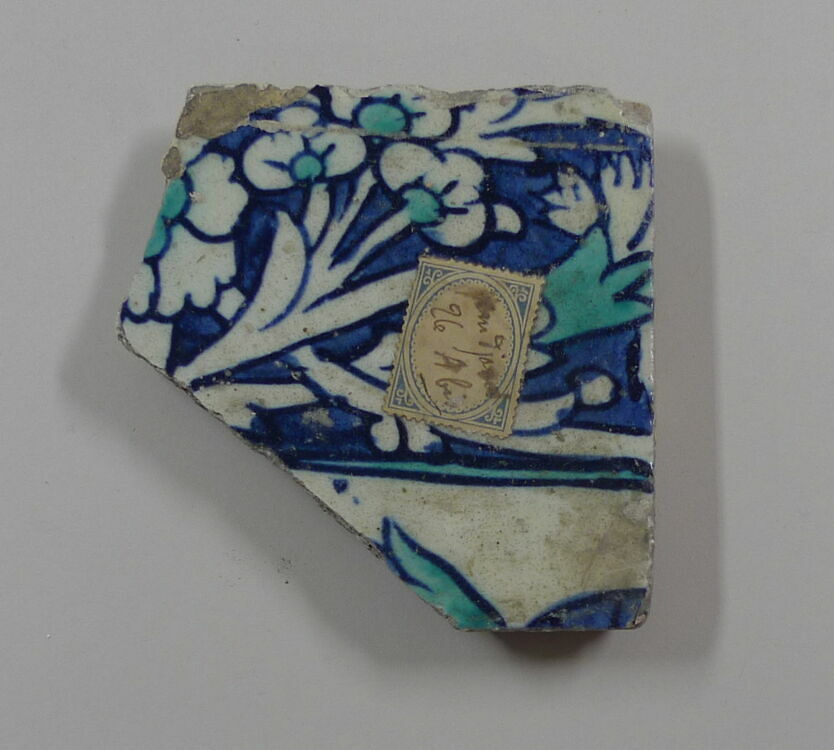 Fragment de carreau de bordure au rinceau porteur d'oeillets, fleurs et ...