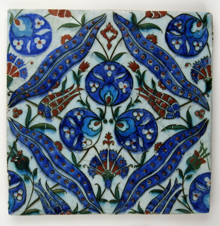 Carreau fragmentaire Carreau aux tigrures, triples ocelles, tulipes et ...