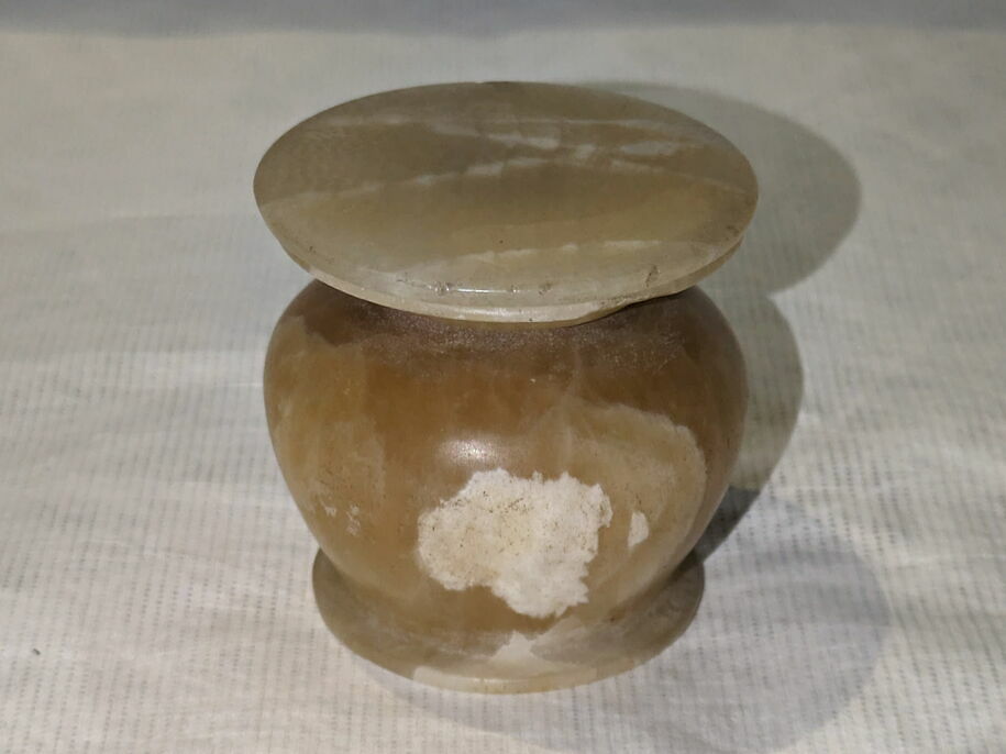 pot à kohol ; couvercle de vase - Louvre site des collections