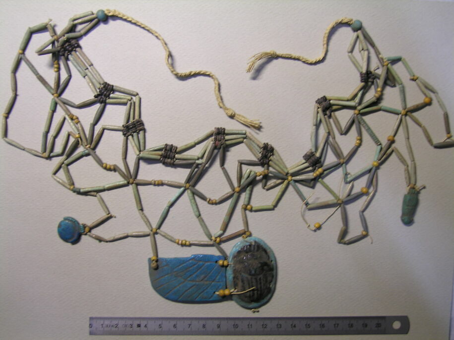 collier ; résille ; scarabée funéraire ; aile de scarabée funéraire ...