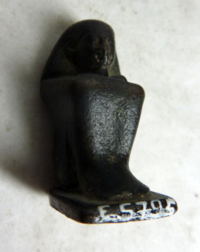 figurine ; statue cube