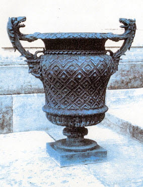 Vase à décor losangé et à têtes de loup d'après les modèles du parterre du midi à Versailles, image 2/2