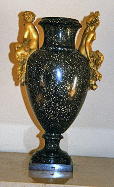 Vase en forme d'urne, image 1/1