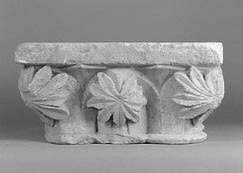 Six chapiteaux accouplés, décorés de demi-sphères à quartiers, image 1/1
