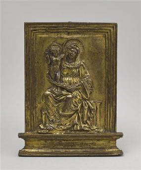 Plaquette : la Vierge assise sur un banc et tenant l'Enfant Jésus debout sur ses genoux, image 1/2