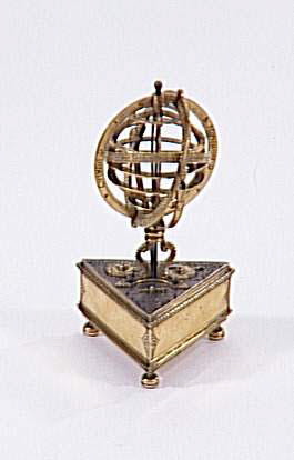 Horloge de table triangulaire, surmontée d'une sphère armillaire