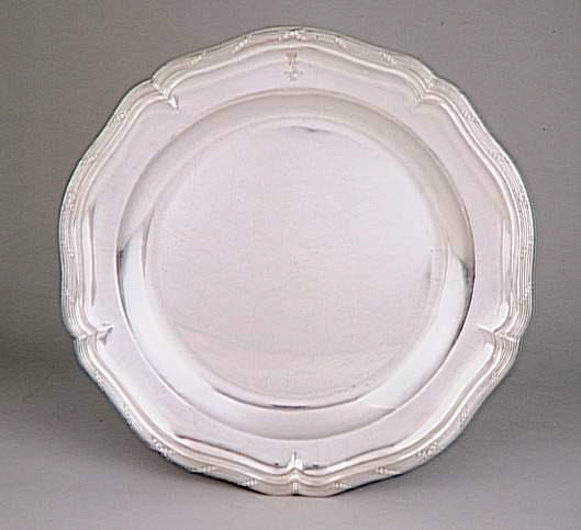 Grand plat rond du service du Roi d'Angleterre et de Hanovre George III, d'un ensemble de six (OA 10613 à OA 10618)