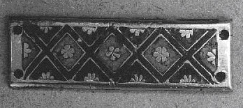 Petite plaque rectangulaire : trois losanges et de deux demi-losanges d'émail blanc inscrivant une petite rosette réservée, image 4/4