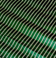 Rouleau de toile apprêtée à fond vert rehaussée de filets blancs, image 2/2