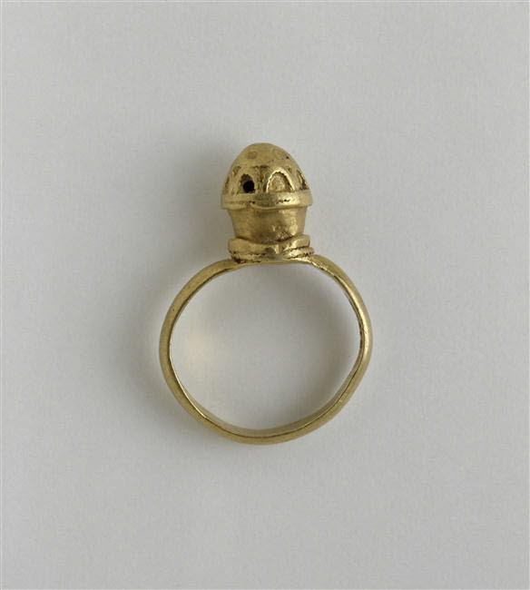 Bague mérovingienne à chaton en forme de petit édicule à dôme